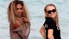 Serena Williamsová a Caroline Wozniacká spolu vyrazily na plá.