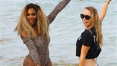 Serena Williamsová a Caroline Wozniacká se na plái dobe bavily a vesele...