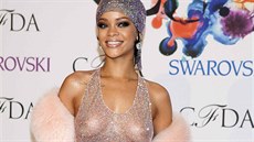 Rihanna na udílení cen Rady amerických módních návrhá (CFDA) (2014)