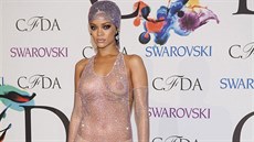Rihanna nechala 216 tisíc krystal vyniknout na tém nahém tle.