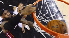 LeBron James z Miami sme�uje do ko�e  ve finále NBA proti San Antoniu. 