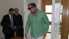 Martin Svoboda p�ichází k soudu, který má �íct, jestli se ve fotbale dopustil...