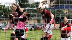 Spar�anské fotbalistky p�i zakon�ení - ilustra�ní snímek