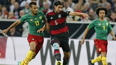 Německý fotbalista Sami Khedira (druhý zleva) se snaží odpoutat od Erica M....