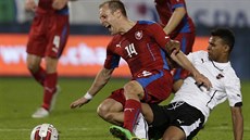 Rakouský fotbalista Valentino Lazaro (vpravo) fauluje Daniela Kolá�e.