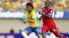 Brazilec Neymar (vlevo) uniká Luisovi Tejadaovi z Panamy.
