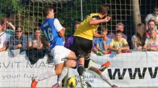 Petr Benát (vpravo) stílí tetí gól eských Budjovic.