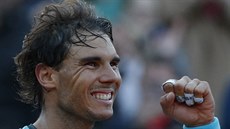 Španělský tenista Rafael Nadal se raduje ze čtvrtfinálového vítězství nad...