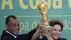 Brazilská prezidentka Dilma Rousseffová si už stačila potěžkat pohár pro...