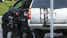 Zásahová jednotka kanadské policie pátrá po stelci, který zabil ti policisty...