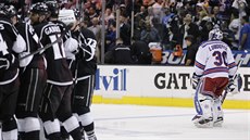 Los Angeles Kings slaví trefu Justina Williamse, vpravo zklamaný gólman Henrik...