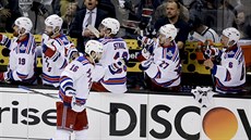 Derick Brassard a NY Rangers se radují z gólu.