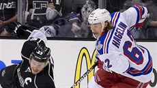 Carl Hagelin z NY Rangers a Dustin Brown z Los Angeles v souboji o puk.