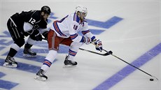 Marc Staal (vpravo) z NY Rangers uniká Mariánu Gáboríkovi z Los Angeles.