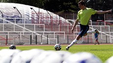 Vladimír Darida si zkouí mí Brazuca, urený pro mistrovství svta v Brazílii.