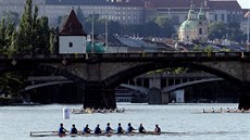 Momentka z praských veslaských závod Primátorky