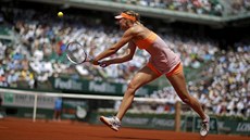 SOUSTEDNÍ. Ruská tenistka Maria arapovová vrací míek na Simonu Halepovou ve...