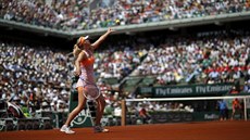 Maria arapovová servíruje ve finále Roland Garros.