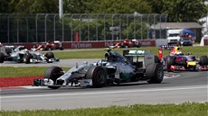 Nico Rosberg na Mercedesu projídí tratí v Montrealu. 