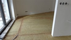 Správný postup. Vzniklé mezery v kroejové izolaci jsou vyplnny pískem. patn...