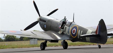 Historický letoun Spitfire, na nm létali eskosloventí piloti v barvách RAF...