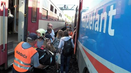 V Praze Satalicích jely proti sob dv vlakové soupravy. Zastavily 200 metr od...
