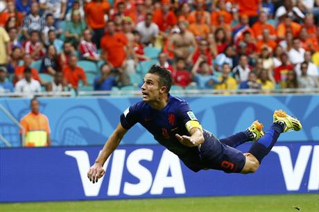 Nizozemský útoník Robin van Persie práv geniální hlavikou vyrovnává v utkání...