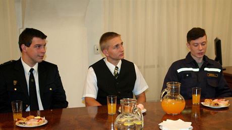 Mladí zachránci (zleva) Jan Kocourek, Luká Gal a Antonín Byrtus na pijetí u...