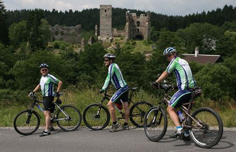 Cyklisté bhem putování Vysoinou navtvují i památky, teba hrad Roktejn.