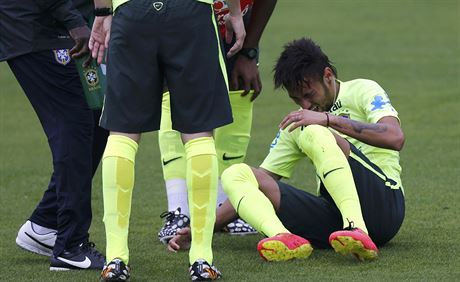 Brazilský hvzdný útoník Neymar sedí na zemi pi tréninku v komplexu...