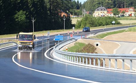 Novým úsekem projelo v pondlí dopoledne ped slavnostním otevením také auto...