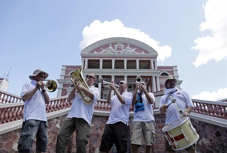 Skupinka anglickch fotbalovch fanouk ped operou Teatro Amazonas v Manausu.