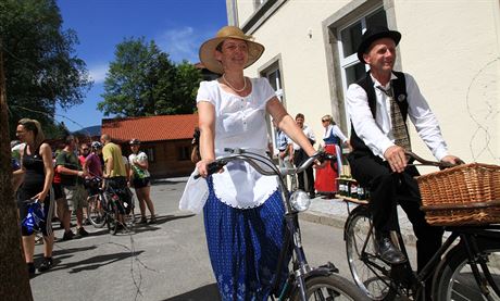 Na novou stezku vyjela mezi prvními skupina cyklist s historickými koly a...