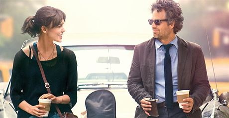 Keira Knightley a Mark Ruffalo ve filmu Love song