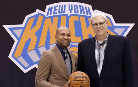 Phil Jackson (vpravo) a Derek Fisher se po letech setkávají v NY Knicks,...