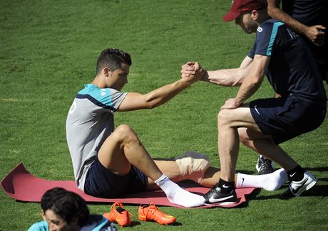 NENÍ TO DOBRÉ. Cristiano Ronaldo si na tréninku leduje bolavé koleno. 