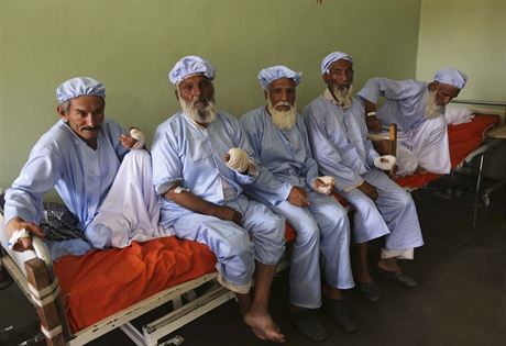 Islamisté usekali starcm prsty (Afghánistán, 15. ervna 2014).