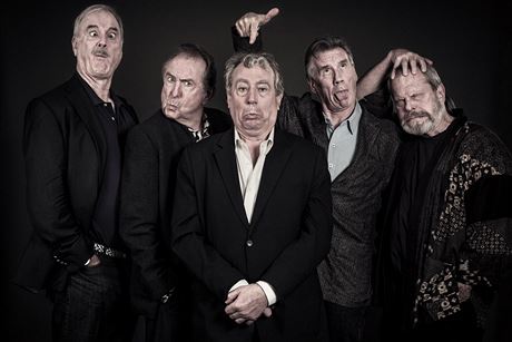 Monty Python ve sloení (zleva) John Cleese, Eric Idle, Terry Jones, Michael...