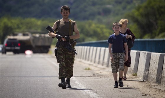 Proruský ozbrojenec nedaleko Luhansku (10. ervna 2014)