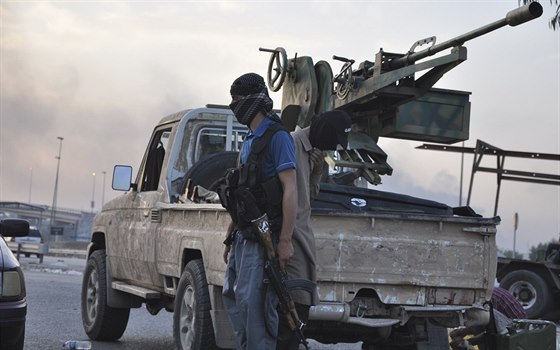 Bojovníci ISIL v Mosulu (13. ervna 2014)