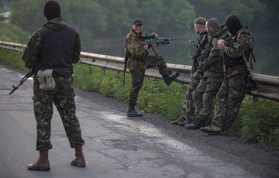 Prorutí separatisté na kontrolním stanoviti u vesnice Karlivka nedaleko...