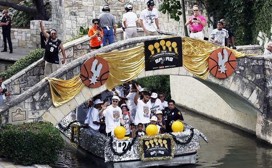 OSLAVA NA LUNU. Basketbalisté San Antonia pi své triumfální jízd.