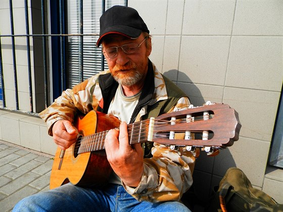 Jeden ze ty muzikant bez domova, kteí zahrají v klubu Rybanaruby.