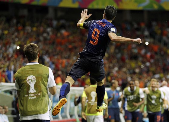 Robin van Persie slaví jeden ze svých dvou gól do sít panlska. Nizozemsko i...