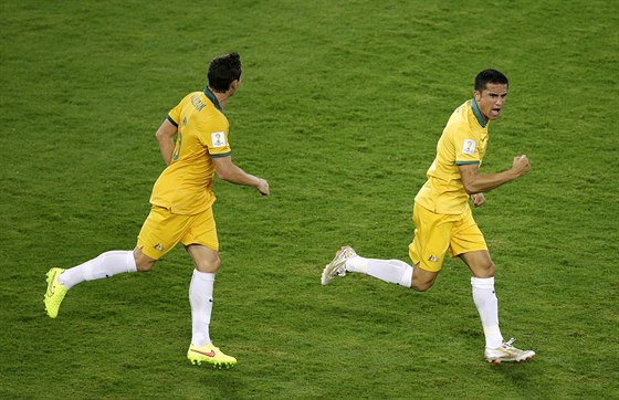 Australan Tim Cahill (vpravo) se raduje z gólu, který vstelil bhem MS v...