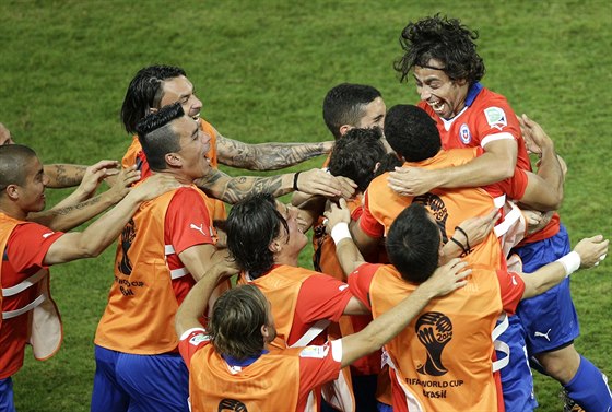 Chilan Jorge Valdivia (vpravo) oslavuje svj gól na MS v utkání proti Austrálii