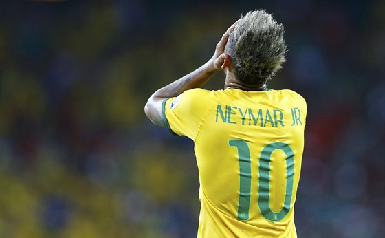 Brazilská hvzda Neymar se chytá za hlavu. Mexický branká Guillermo Ochoa mu...