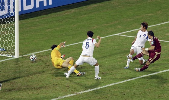 Ruský kanonýr Kerakov práv vyrovnává v zápase s Jiní Koreou na 1:1