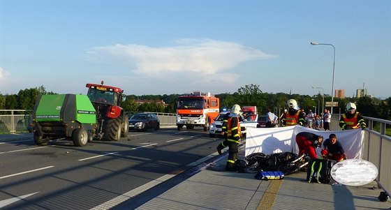 Motorká nezvládl na dálniním nadjezdu v Bohumín ízení a vrazil do traktoru....
