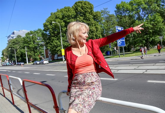 Veronika ilková ukazuje pi návtv Ostravy místo, kde ila její babika.